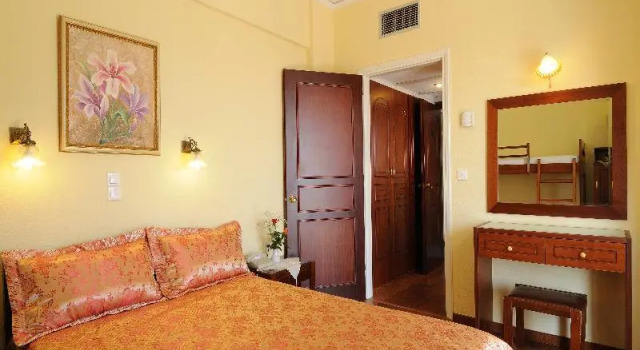 Четырёхместный номер Standard с балконом Sunset Hotel