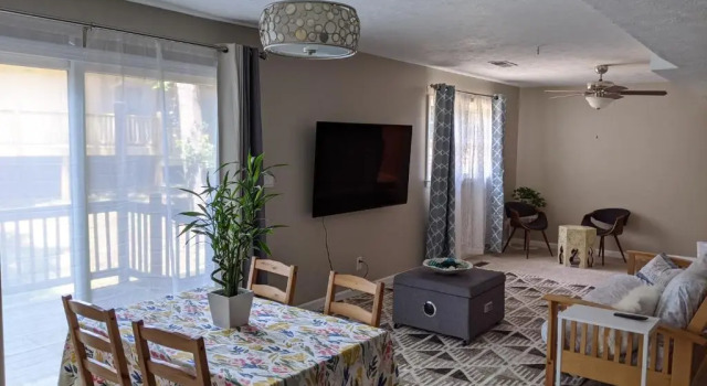 Люкс Modern Luxe Family & Groups Friendly Bungalow with Patio & Workspace
