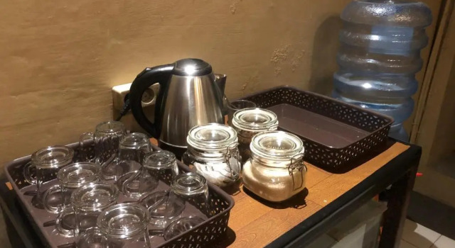 Кровать в общем номере Aru House Ubud