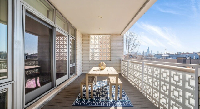 Spacious 4BR 2BA Unit in Ukrainian w 2 Balconies, Забронировать Апартаменты/квартира Отели Чикаго с парковкой, рядом с Ukrainian National Museum, Парковка