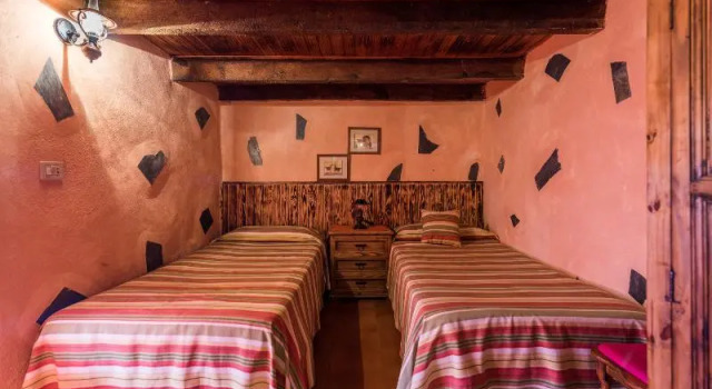 Кровать в общем номере с балконом Casas Rurales Herreas