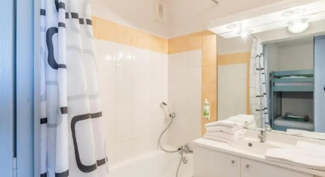 Четырёхместная студия с балконом Residhotel Mayflower