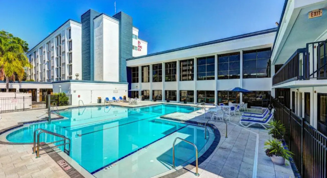 Люкс Crowne Plaza Hotel Jacksonville Airport/I-95N by IHG