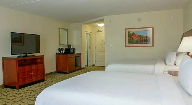 Четырёхместный номер Mobility Accessible with Bathtub Hilton Garden Inn Myrtle Beach/Coastal Grand Mall