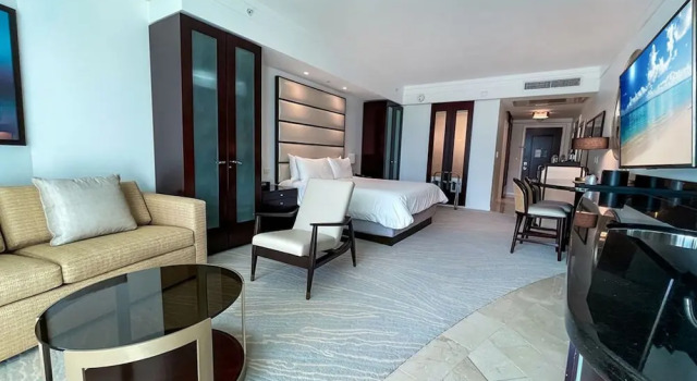 FontaineBleau Balcony 10 min from SoBe
