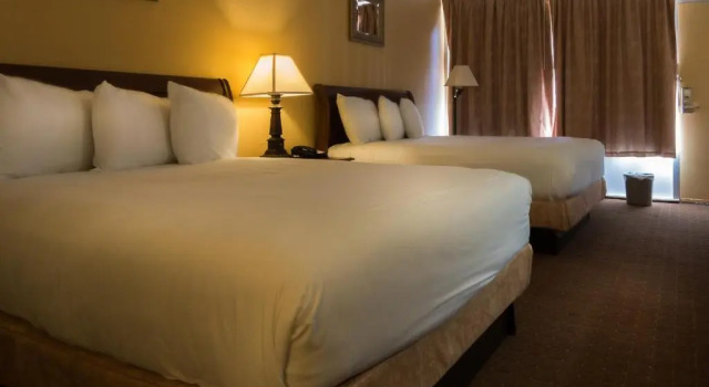 Четырёхместный номер Deluxe Americas Best Value Inn