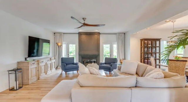 Luxe Gulf Breeze Home w/ Patios - 4 Mi to Beaches!, Забронировать Дом для отпуска Галф-Бриз Панхэндл Флорида