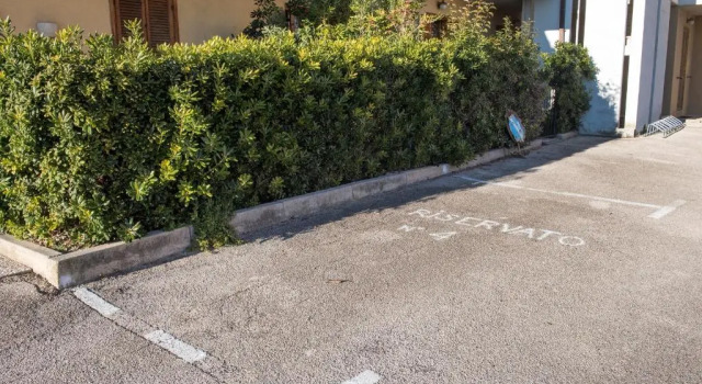 M295 - Marcelli, bilocale a 200 metri del mare, Book Hotel Hoteller i Marche med parkering, Parkering