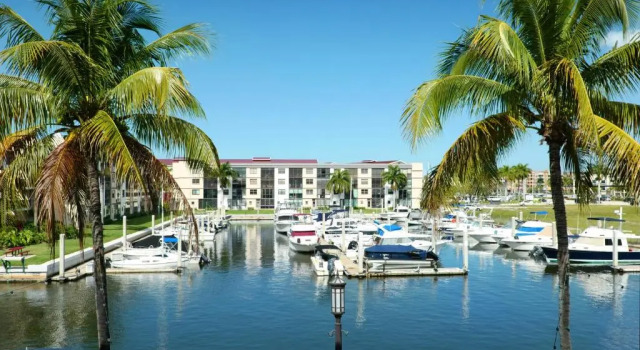 Номер Superior Naples Bay Resort and Marina