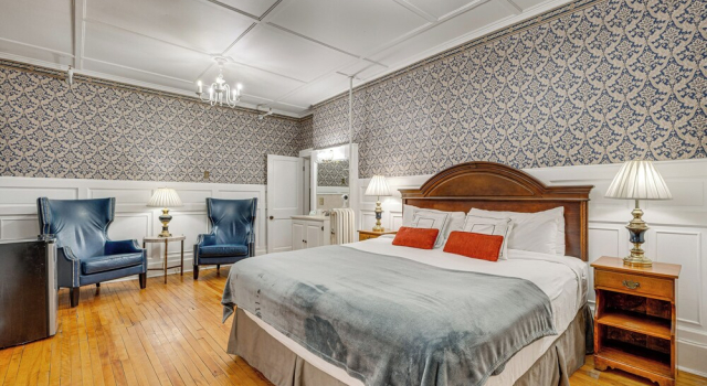 On Historic Main Street: Walkable & Quaint Apt!, Забронировать Отель Литлтон Cannon Mountain