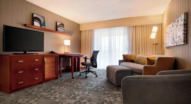 Люкс c 1 комнатой Courtyard by Marriott Champaign