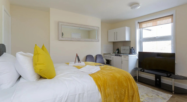 St Mary's Modern Central Huge Studio Apartments