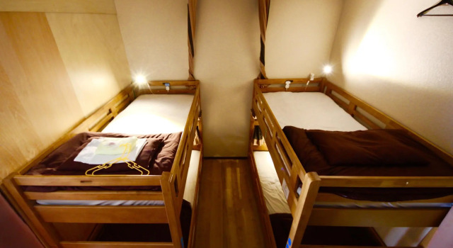 Кровать в общем номере Osaka Guesthouse HIVE