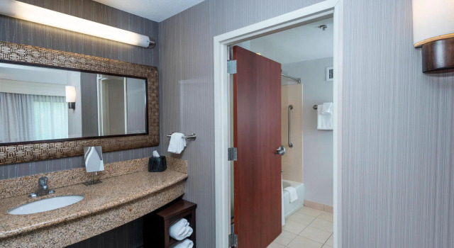 Двухместный люкс с 2 комнатами Courtyard Bangor