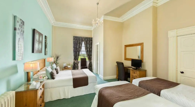 Четырёхместный номер Standard Greenhill Hotel