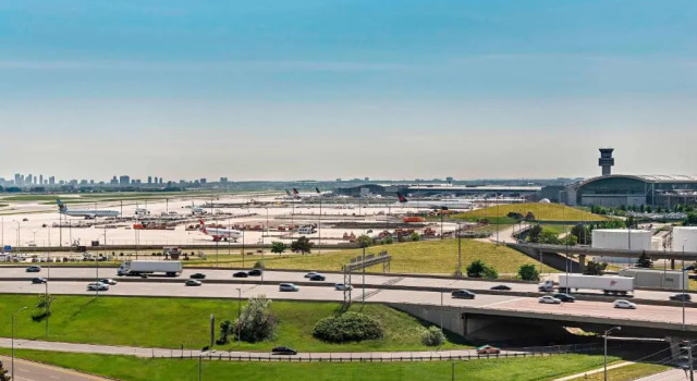 Двухместный номер Standard с красивым видом из окна The Westin Toronto Airport