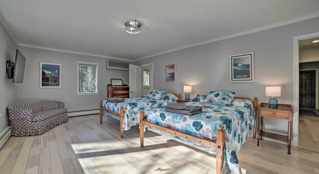 Idyllic Suttons Bay Home with 500 of Waterfront, Buchen Sie Ferienhaus Suttons Bay Michigan
