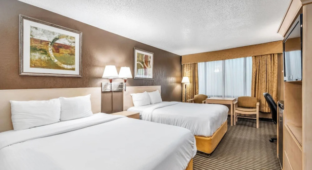 Четырёхместный номер Standard с балконом Seven Oaks Hotel Regina, SureStay Collection by Best Western
