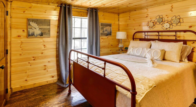 Broken Bow Abode w/ Hot Tub < 7 Mi to Lake!, Boek Vakantiehuis Hochatown Oklahoma