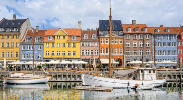 Кровать в общем номере с 6 комнатами с видом на город Square - Spacious 6-bdr Apt Near Nyhavn