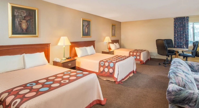 Studio Suite Super 8 by Wyndham Centerville-Richmond