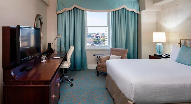 Standard Double room with city view Delta Hotels by Marriott Bessborough