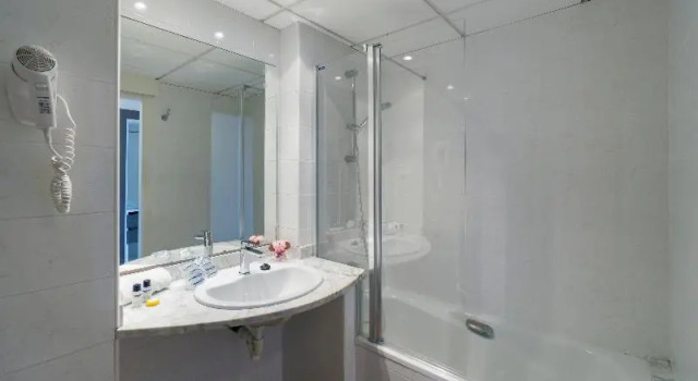Семейный номер Standard с балконом и с видом на бассейн Medplaya Hotel Santa Monica