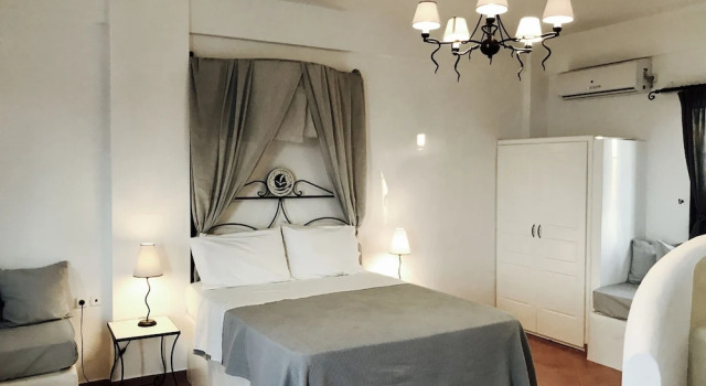 Sarakiniko View Studios, Prenota Affittacamere Hotel a Milo con parcheggio, Parcheggio