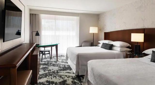 Четырёхместный номер Standard Sheraton Vancouver Airport Hotel