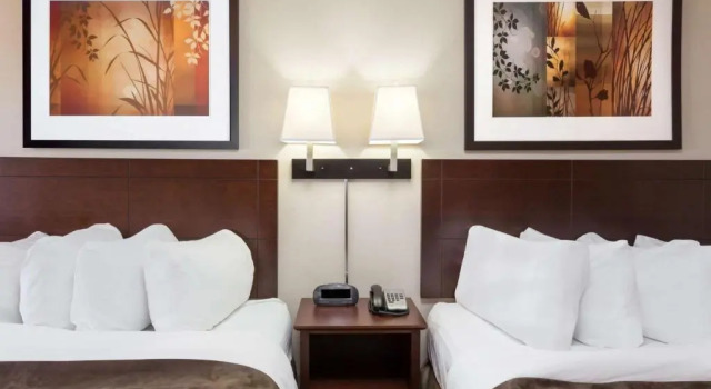 Четырёхместный номер Standard Ramada by Wyndham Weyburn