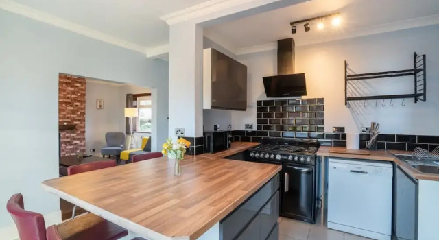 Коттедж Stylish 3 Bed House-free Parking
