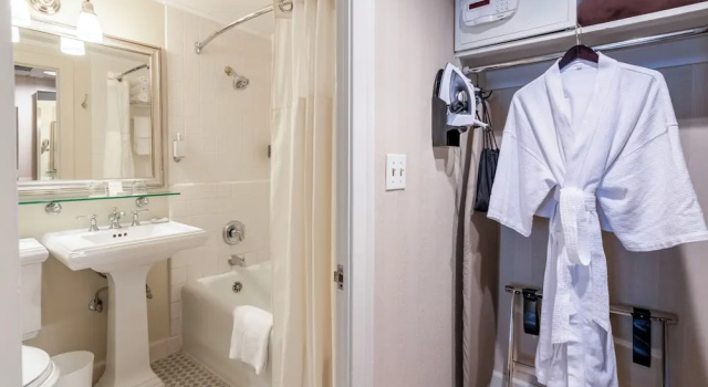 Четырёхместный номер Classic Mayflower Park Hotel