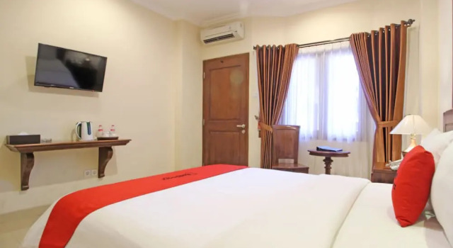 RedDoorz Premium At The Garden Suites Solo