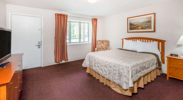 Howard Johnson by Wyndham Traverse City, Забронировать Отель Отели Траверс-Сити с завтраком, рядом с Музейный центр Деннос, Завтраки