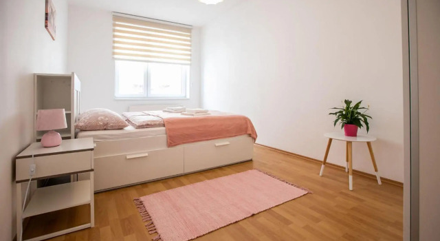 Spacious Apartment in the Old Town of Bratislava, Забронировать Апартаменты/квартира Отели Братиславы с парковкой, рядом с Старый мост, Парковка