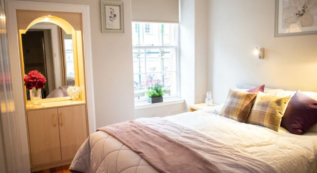 1 Bedroom Flat In Edinburgh Old Town, Забронировать Апартаменты/квартира Старый город Эдинбург, рядом с Национальный музей Шотландии