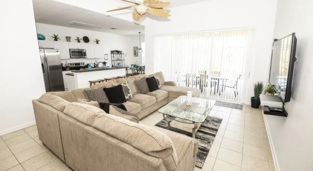 By The Lake 5 Bedroom Home, Book Hotel Hoteller i Four Corners med pool, Swimmingpool