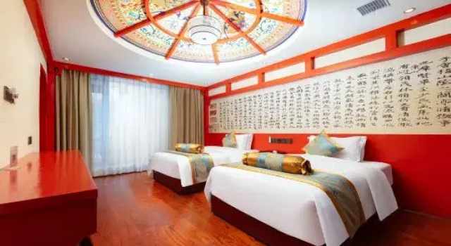 Двухместный люкс с балконом Guanshan Garden Ancient Chinese Holiday Inn Zhangjiajie National Forest Park Branch