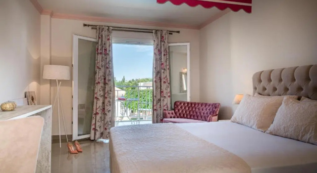 Полулюкс с видом на бассейн Aeolos Boutique Hotel & Suites