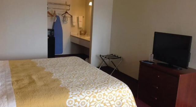Номер Standard Days Inn by Wyndham Andover