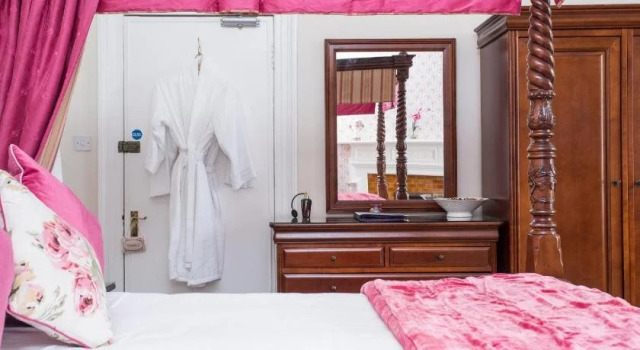 26 The Crescent - Guest House, Забронировать Гостевой дом Гостевые дома Эр, Гостевой дом