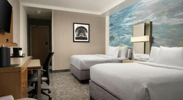 Четырёхместный номер Deluxe с видом на залив Courtyard by Marriott Erie Bayfront