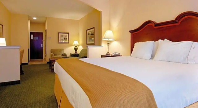 Люкс Deluxe Holiday Inn Express Hotel & Suites San Antonio by IHG