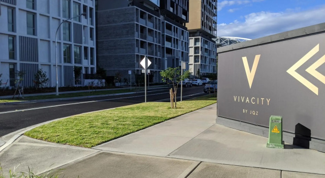 Elegant 3-bed 2-bath, balcony, with pool included, NO PARTIES, Забронировать Отель Сидней Sydney Region, рядом с Арена Allphones