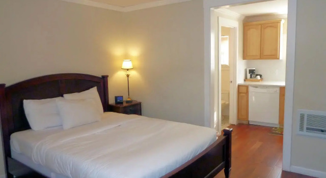 Коттедж Отель Джеймстауна Americas Best Value Inn & Suites Royal Carriage