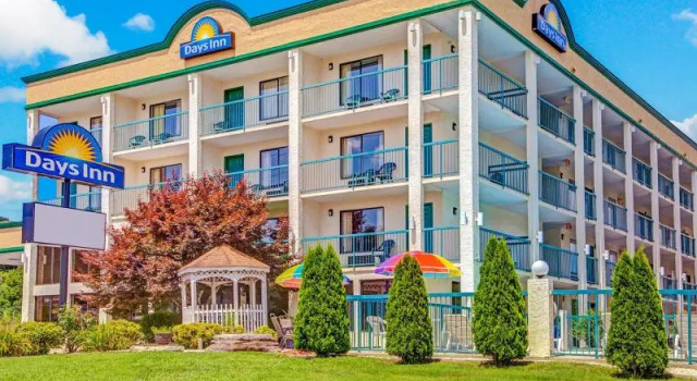 Кровать в общем номере Spark by Hilton Kodak