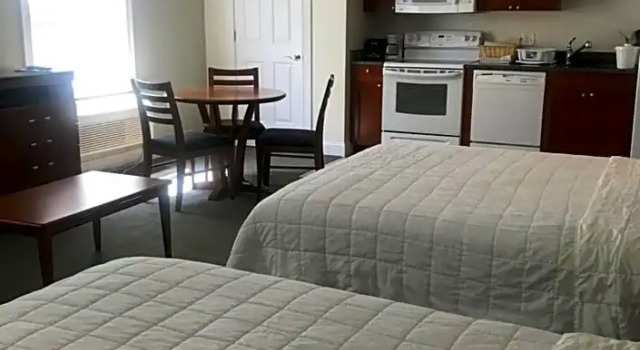 Четырёхместный люкс Crescent Suites Hotel
