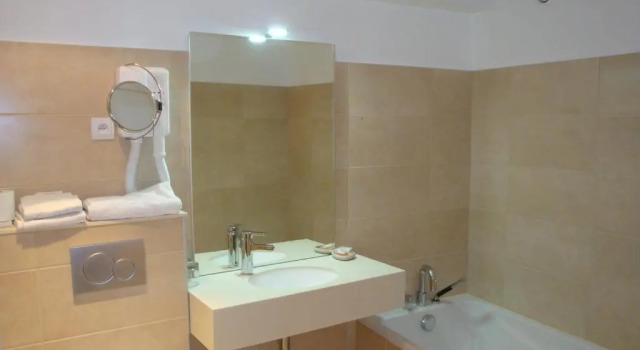 Трёхместный номер Standard Hôtel de lOrme, Akena