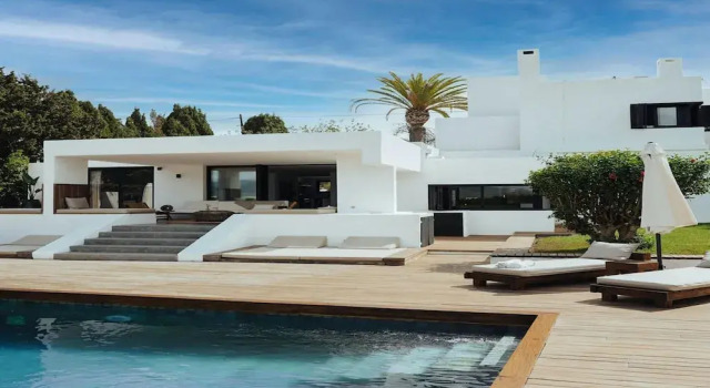 Вилла Luxurious Villa With Bright Terrace
