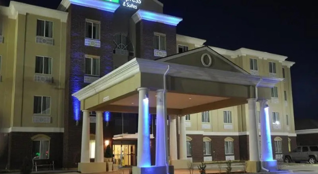 Семейный люкс Holiday Inn Express Hotel & Suites Dumas by IHG